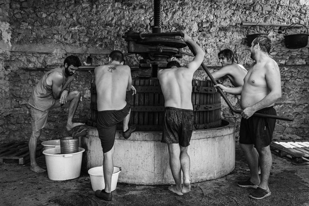 Dans le Gard, Charles et Guillaume Soulier mêlent héritage et quête. Ils éveillent 
et questionnent le goût d’un millésime 
à l’autre. Petit à petit, ils construisent 
et gagnent dans leurs vins une vibration particulière, comme une signature, 
une identité, la leur.