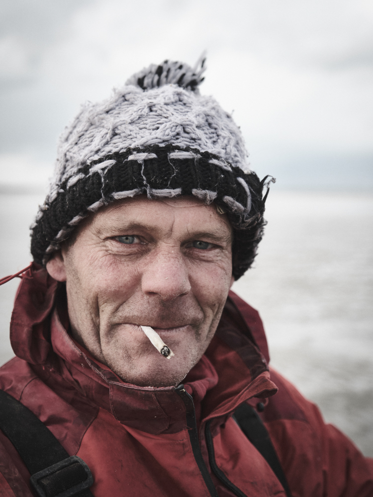 Le champ de la coque, rencontre avec Grégory Mesnil, pêcheur de coques dans la baie des Veys, en Normandie. Aucun risque de mal de mer, mais, pour le reste, l’activité n’est pas de tout repos…